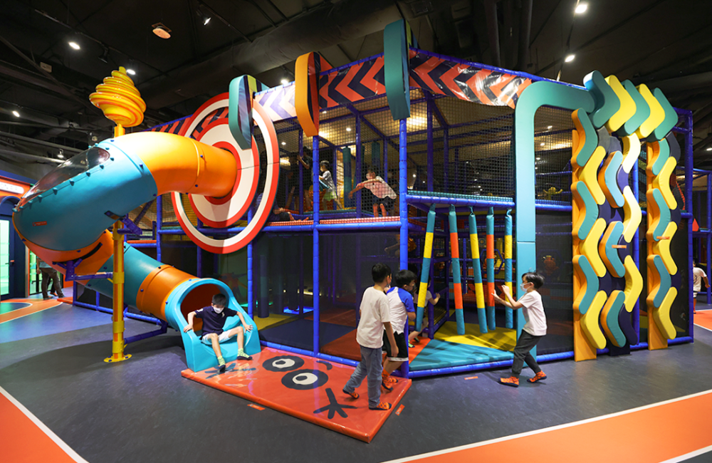 香港西區Sooper Yoo大型室內遊樂場，孩子們在色彩繽紛、充滿挑戰的攀爬障礙迷宮中盡情玩樂，展現體能與創意。