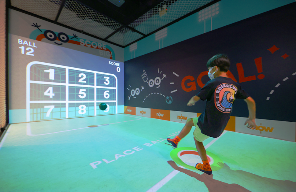 港島西Sooper Yoo室內遊樂場，小朋友踢著虛擬足球，在互動投影牆面和地板上體驗科技體育競技的樂趣。