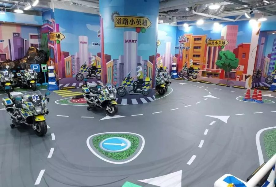 Kids Kids Car室內遊樂場的電動車賽道，小朋友正在駕駛