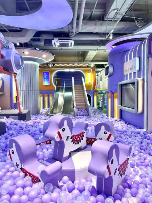 油塘大本型Nobi Nobi夢幻樂園。大型太空波波池，紫色波波池中可愛動物座椅搭配雙滑梯，提供多樣親子玩樂體驗。