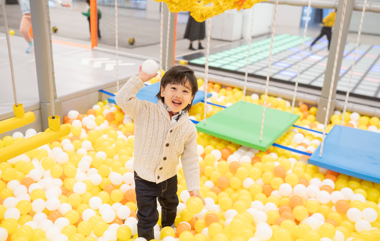 一張含有 服裝, 幼兒, 遊樂場, 人的臉孔 的圖片 AI 產生的內容可能不正確。