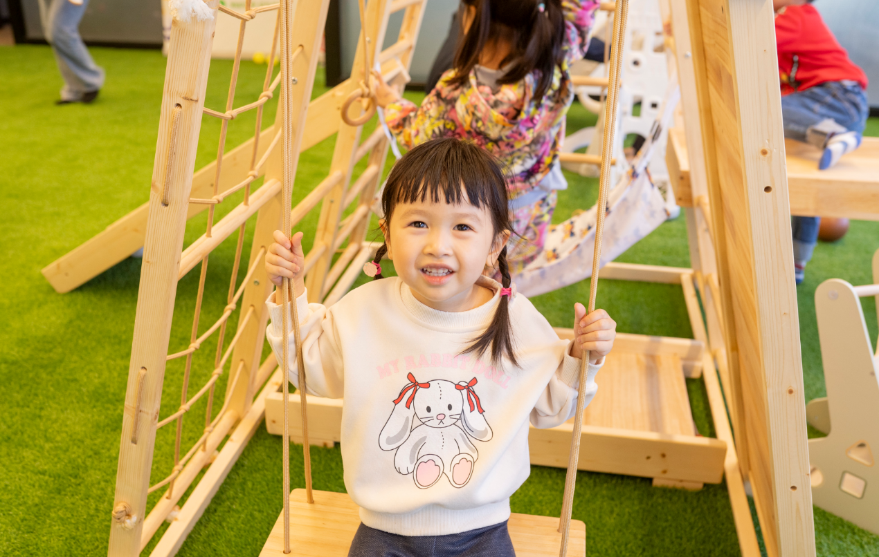 一張含有 服裝, 幼兒, 人的臉孔, 遊樂場 的圖片 AI 產生的內容可能不正確。