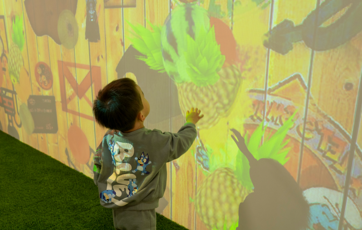 一張含有 幼兒, 服裝, 兒童藝術, 油畫 的圖片 AI 產生的內容可能不正確。