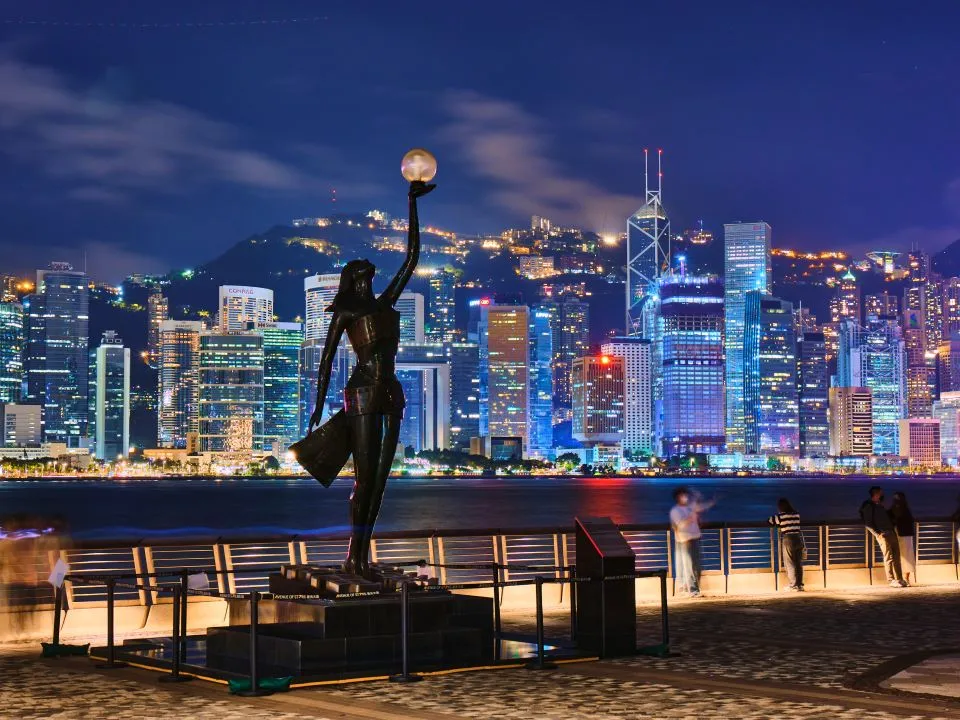 🌟【維港地標經典巡禮】星光大道 Avenue of Stars!巨星掌印/李小龍銅像/維港燈光秀+親子散步打卡懶人包 📸🇭🇰✨