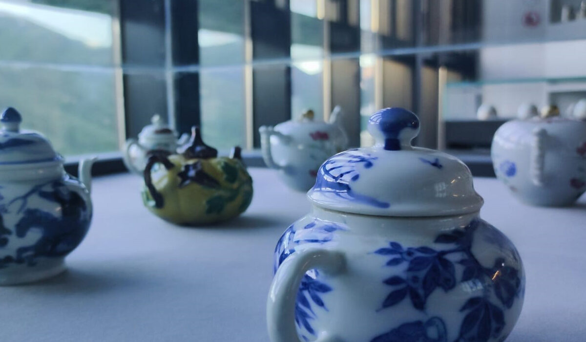 一張含有 陶瓷, 陶器, 青花瓷, 茶壺 的圖片  AI 產生的內容可能不正確。