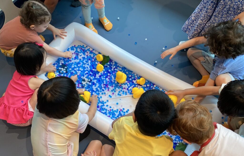 一張含有 服裝, 人員, 男孩, 幼兒 的圖片 AI 產生的內容可能不正確。