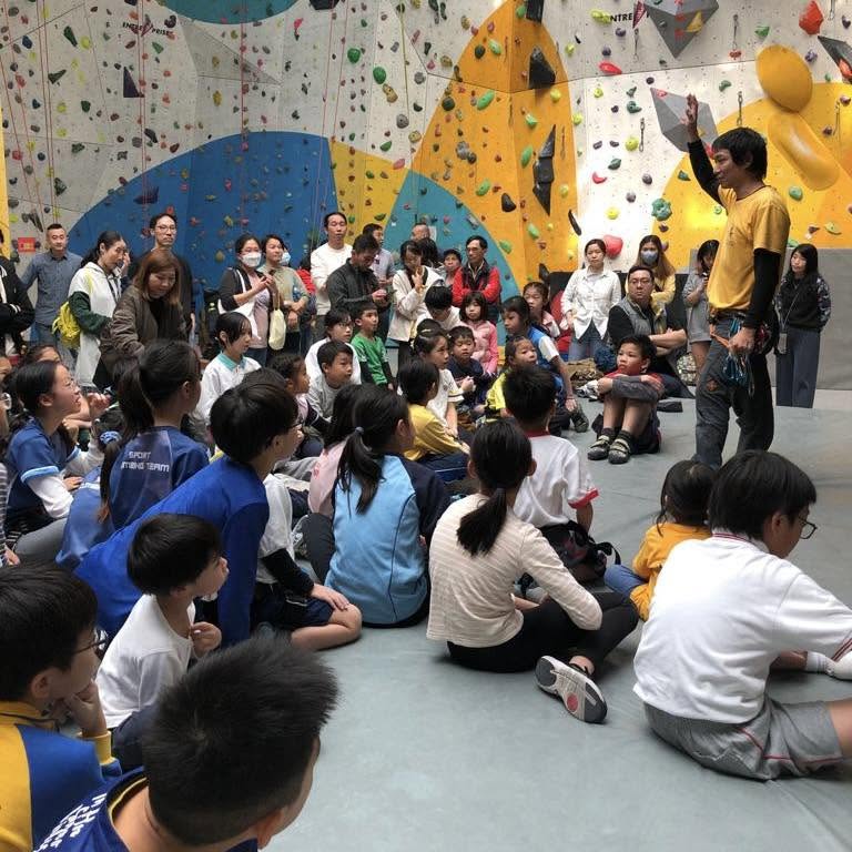 可能是 6 人和大家在登山的圖像