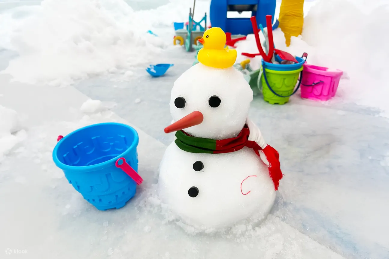 一張含有 雪人, 玩具, 雪, 嬰兒玩具 的圖片 AI 產生的內容可能不正確。