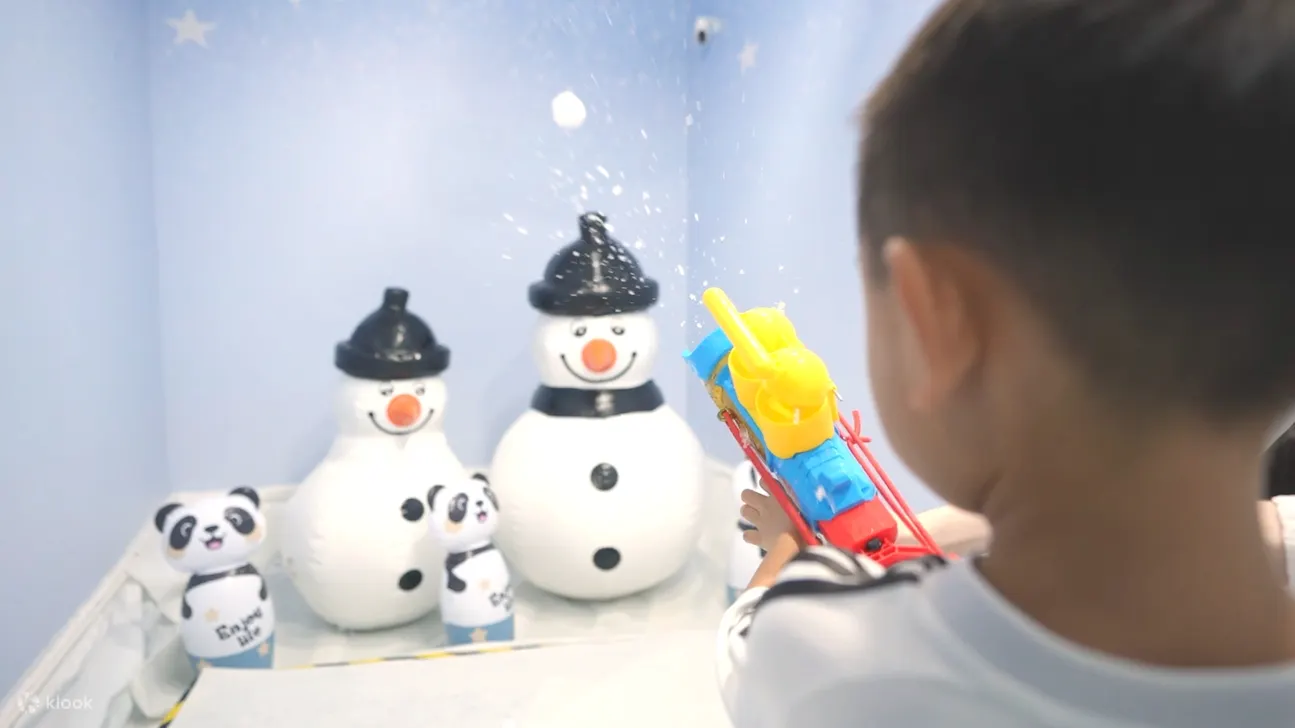 一張含有 雪人, 玩具, 室內, 牆 的圖片 AI 產生的內容可能不正確。