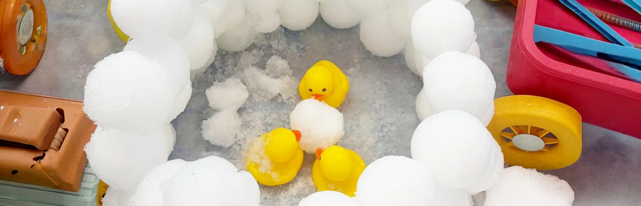 一張含有 雪, 玩具, 地面, 黃色 的圖片 AI 產生的內容可能不正確。