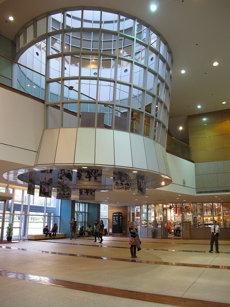 Hong_Kong_Museum_of_History_Lobby_2011