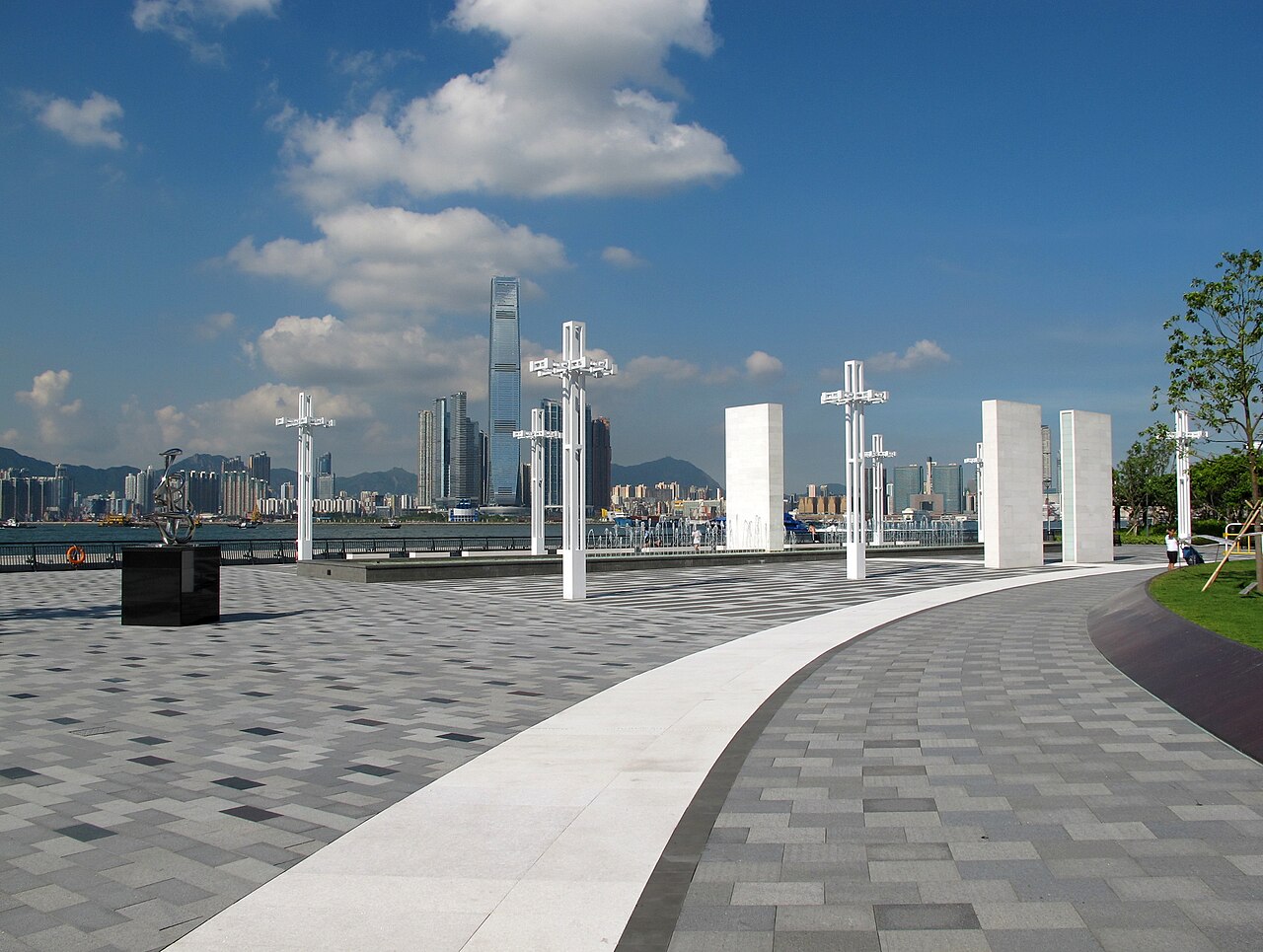 Sun_Yat_Sen_Memorial_Park_Reflecting_Pond_Plaza