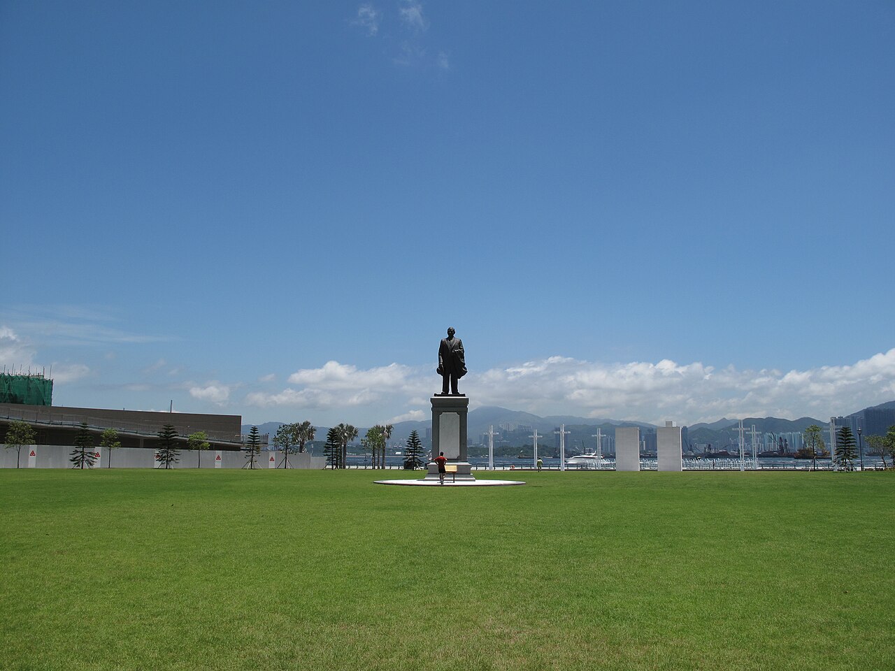 Memorial_Lawn,_Sun_Yat_Sen_Memorial_Park_1